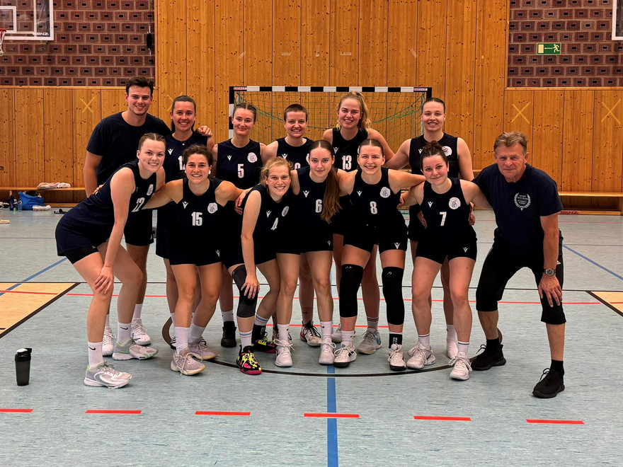 Die Bamberger Meisterinnen hinten von Links: Tom Eichelsdörfer (Assistent-Coach), Anna-Luise Riedel, Marie Kapp, Patricia Günther, Hannah Kunzendorf, Lucy Michel; vorne von links: Lucie Mikolova, Caren Heymen, Amelie Rösch, Pauline Eichelsdörfer, Stephanie Sachnovski, Jana Barth, Stefan Voll (Coach) 