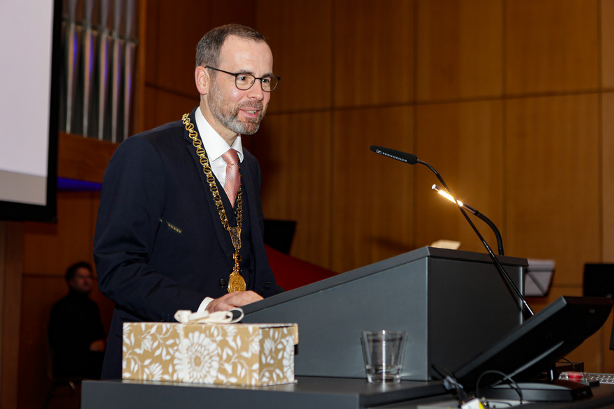 Kai Fischbach am Mikrofon