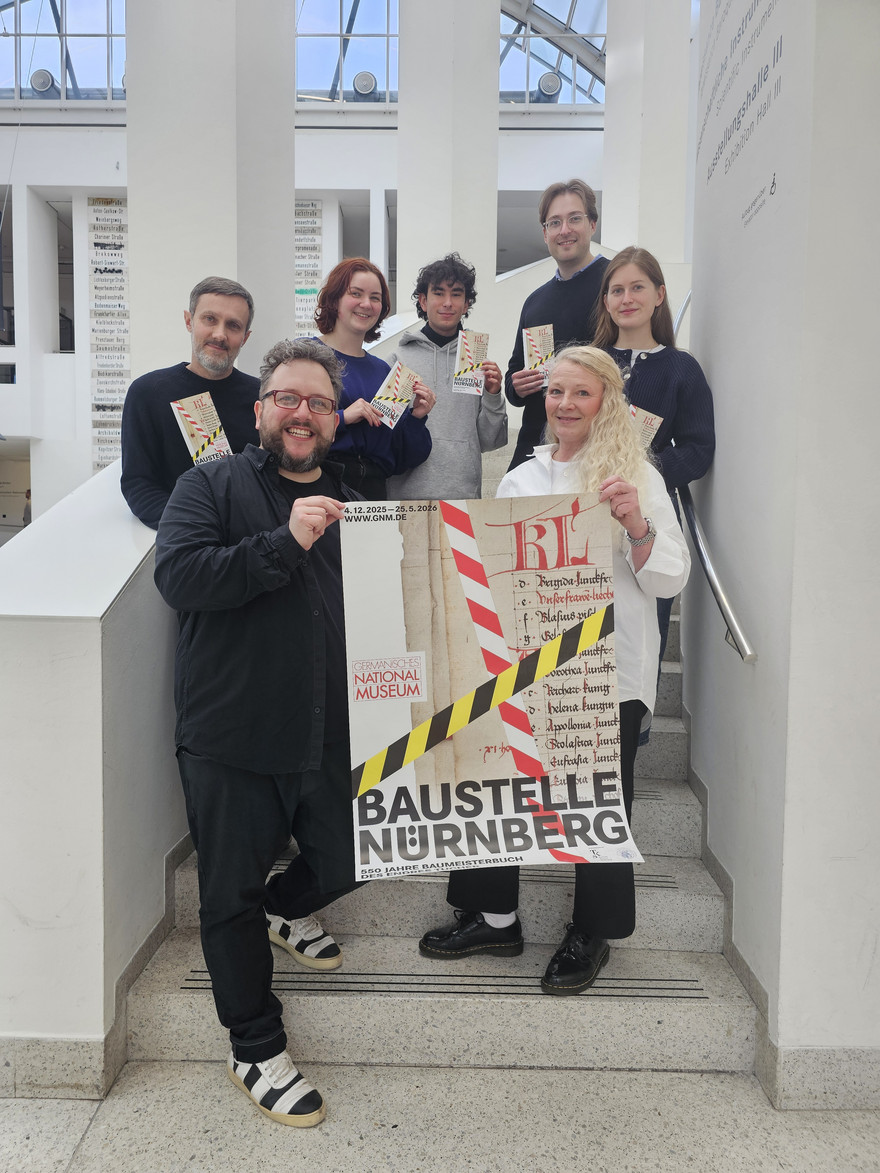 Studierende der Universität Bamberg sowie die Kuratoren Andreas Huth und Florian Abe im Foyer des Germanischen Nationalmuseums.