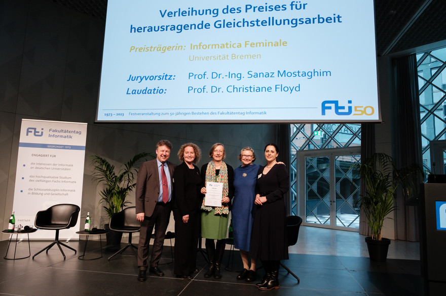 Vertreterinnen und Vertreter der Universität Bremen nehmen den Gleichstellungspreis entgegen.