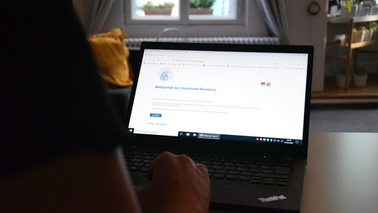 Laptopbildschirm mit der Startseite des Wahlportals zu den Online-Hochschulwahlen
