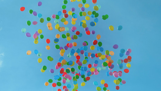Luftballons fliegen in der Luft
