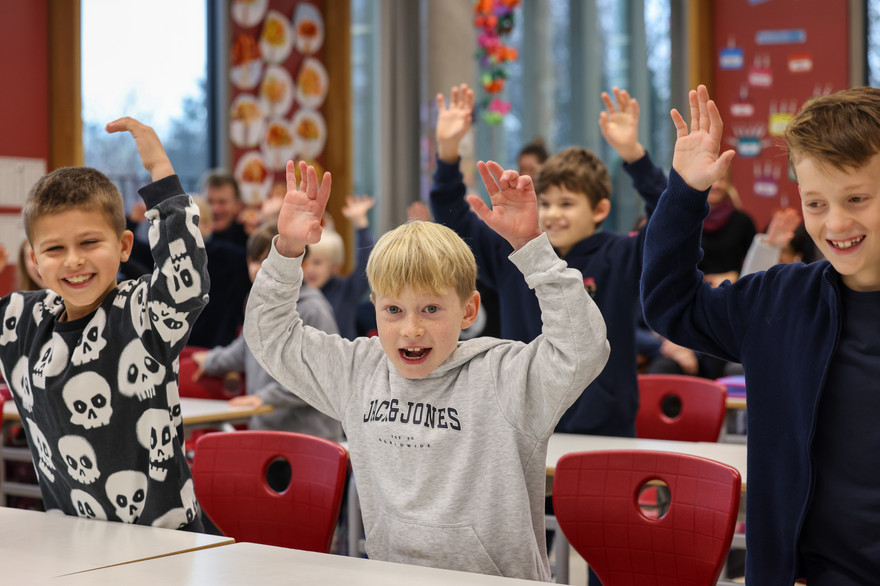 Schüler bewegen sich im Klassenzimmer