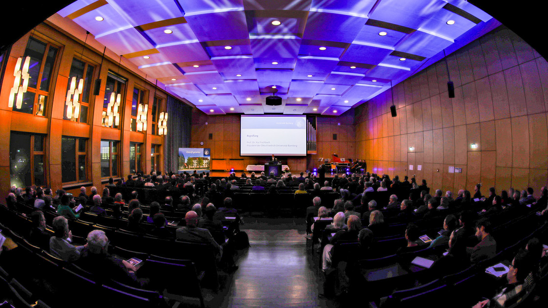 Das Auditorium maximum beim Dies academicus in festlicher Beleuchtung