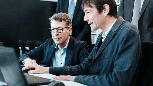 Wissenschaftsminister Markus Blume bekommt etwas an einem Computer-Bildschirm gezeigt