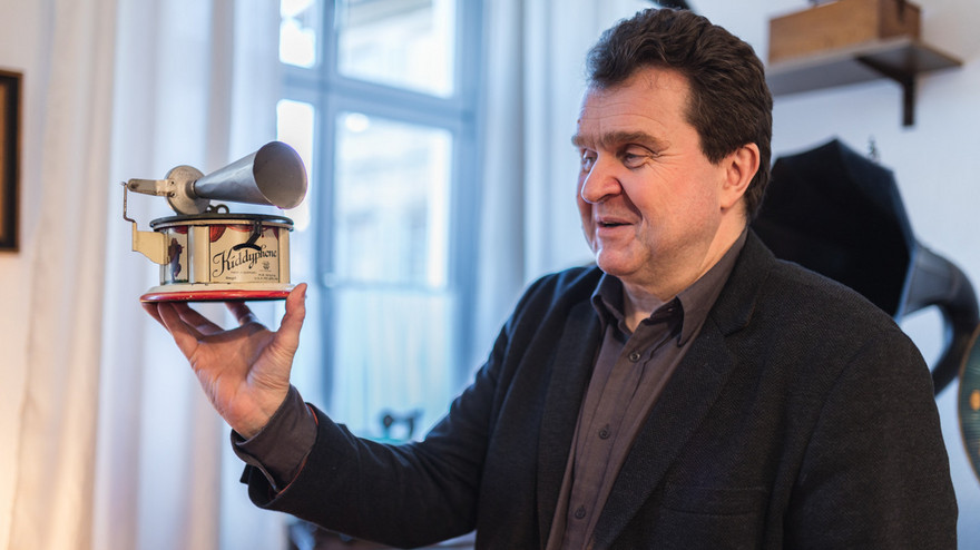 ANdreas Weihe zeigt lächelnd eines seiner besonderen Grammophone.