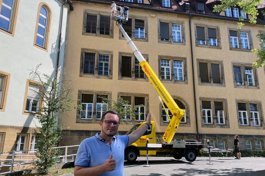 Patrick Weiß vor dem Gebäude M3