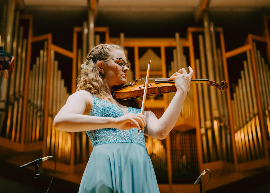 Anna Wassenberg mit der Violine auf der Bühne