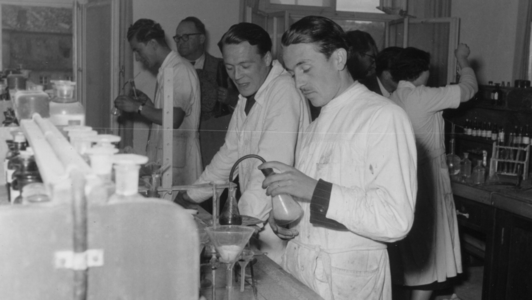 Ein historisches Schwarz-Weiß-Foto zeigt Wissenschaftlerinnen und Wissenschaftler der Uni Bamberg im Labor