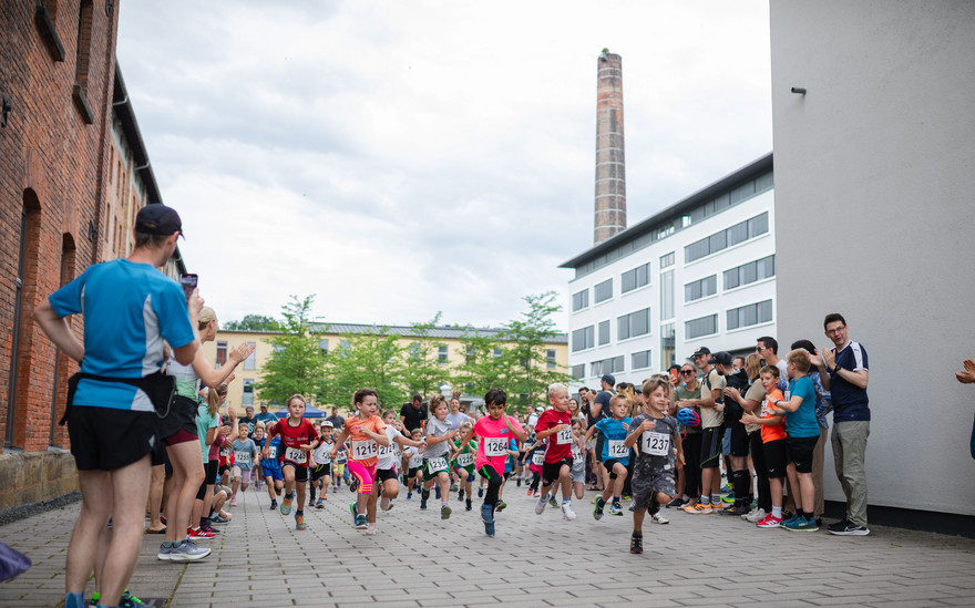 Wie der Wettkampf der großen Läuferinnen und Läufer startete auch der Bambini-Lauf im Innenhof des ERBA-Campus.