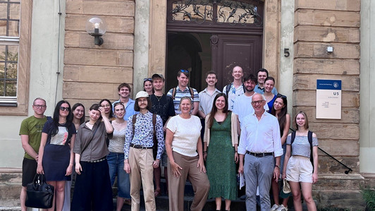 Willkommen in Bamberg! Prof. Dr. Friedhelm Marx aus der Germanistik und Dr. Andreas Weihe, Leiter des International Office, begrüßten die 16 Studierenden aus Polen und Tschechien vor der U5, die für zwei Wochen das Zentrum des gemeinsamen Lernens sein sollte. 