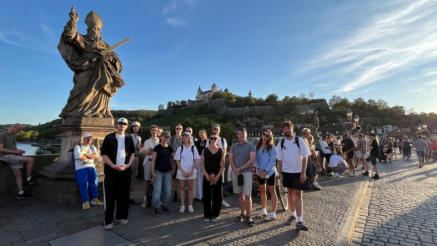 Nach einem Brückenschoppen in Würzburg: Gemeinsam die Sonnenfinsternis bestaunen. 
