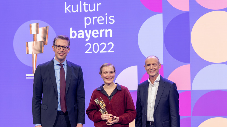 Preisträgerin Dorothea Taube mit dem Bayerischen Kunst- und Wissenschaftsminister Markus Blume und Bayernwerk-Chef Egon Leo Westphal.