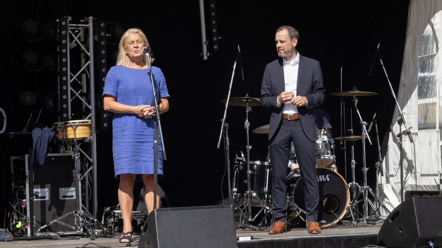Präsident und Kanzlerin auf der Bühne