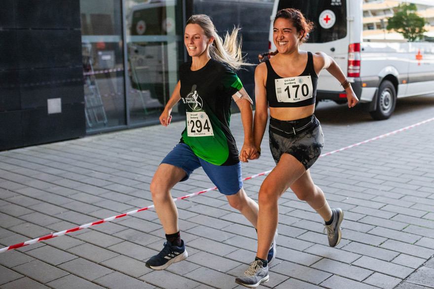 Zwei Läuferinnen beim Zieleinlauf